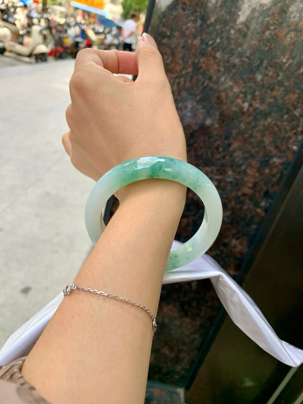 推荐【60.3圈飘花正圈】60.3-9-12.8，无纹裂底妆胶润细腻，笔墨丹青，如诗如画，镯子青白分明，特色有韵味