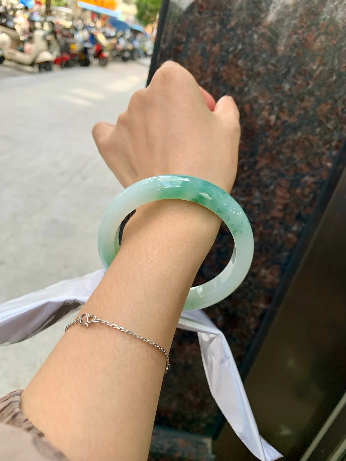 推荐【60.3圈飘花正圈】60.3-9-12.8，无纹裂底妆胶润细腻，笔墨丹青，如诗如画，镯子青白分明，特色有韵味