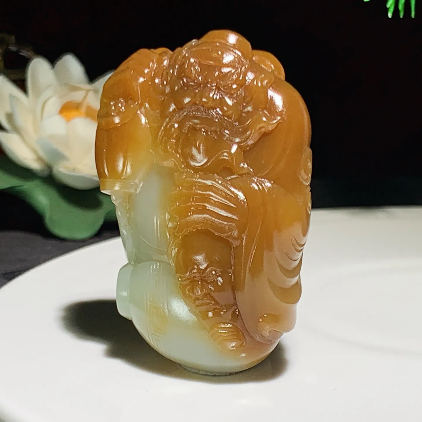 新疆且末糖财神挂件。尺寸61/42/20重90克 玉质细腻油润 底色纯净 脂粉好，品质好！lt250809