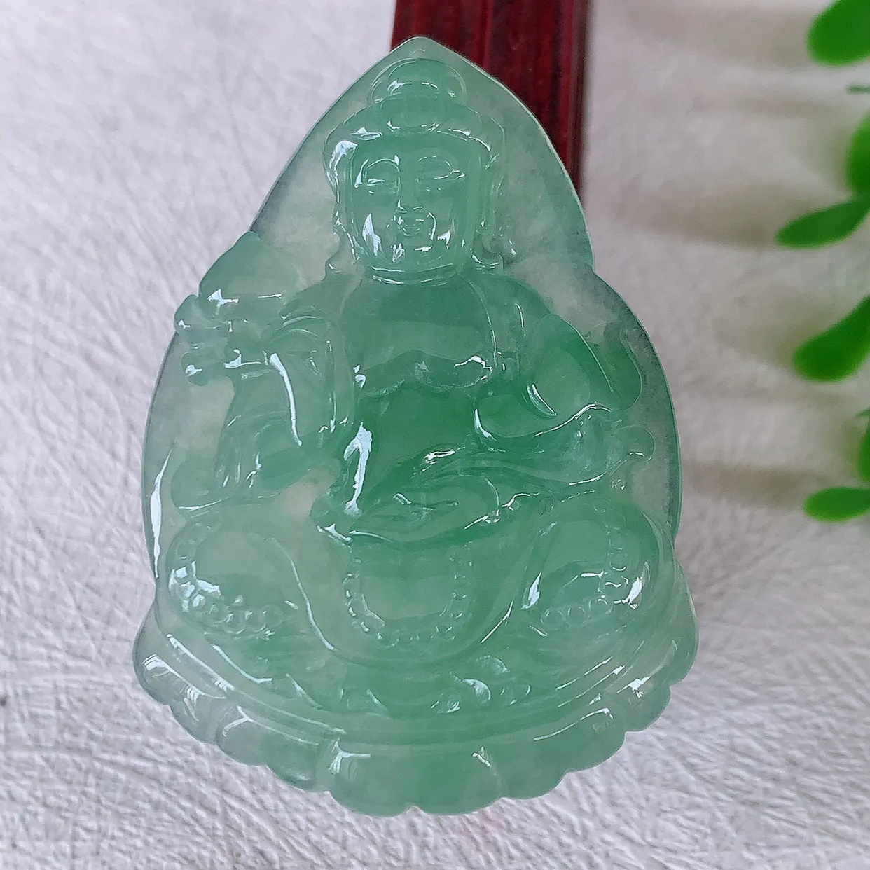 自然光实拍，冰种满绿翡翠普贤菩萨吊坠，赐福翡翠观音，翠绿迷人，观音面相端庄，佩戴时尚出众！#57.7