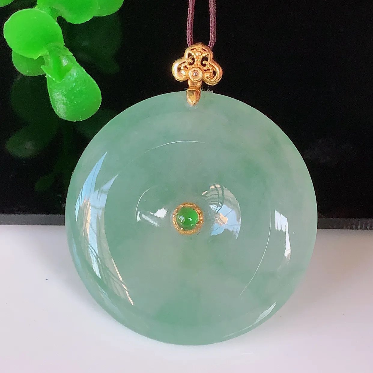 自然光实拍，18K金镶嵌冰种飘花翡翠平安扣吊坠，水润光泽，寓意平平安安，佩戴时尚漂亮！#03.9整体33*27.5*6裸石27.5*27.5