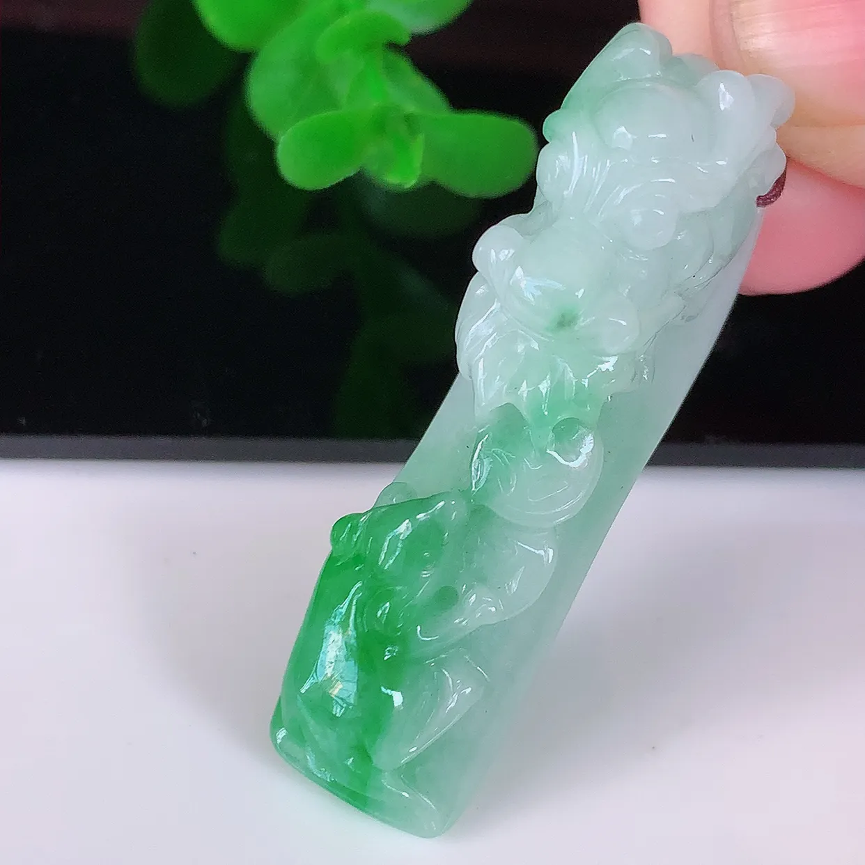 自然光实拍，精雕飘绿翡翠龙吊坠，龙行天下，雕工立体精湛，种老水足，配戴霸气时尚，值得收藏!#81.9
