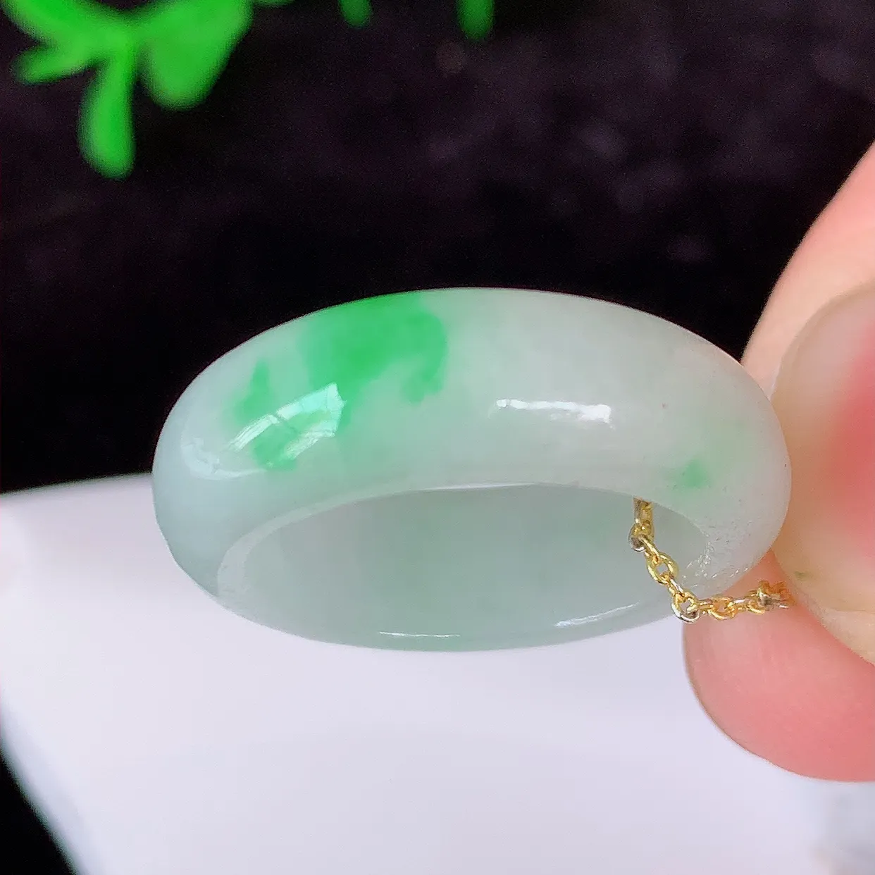 自然光实拍，16mm内径飘绿翡翠指环，玉戒指，玉质莹润，好精美好冰润的指环，12圈口，上手纤巧！#1.7