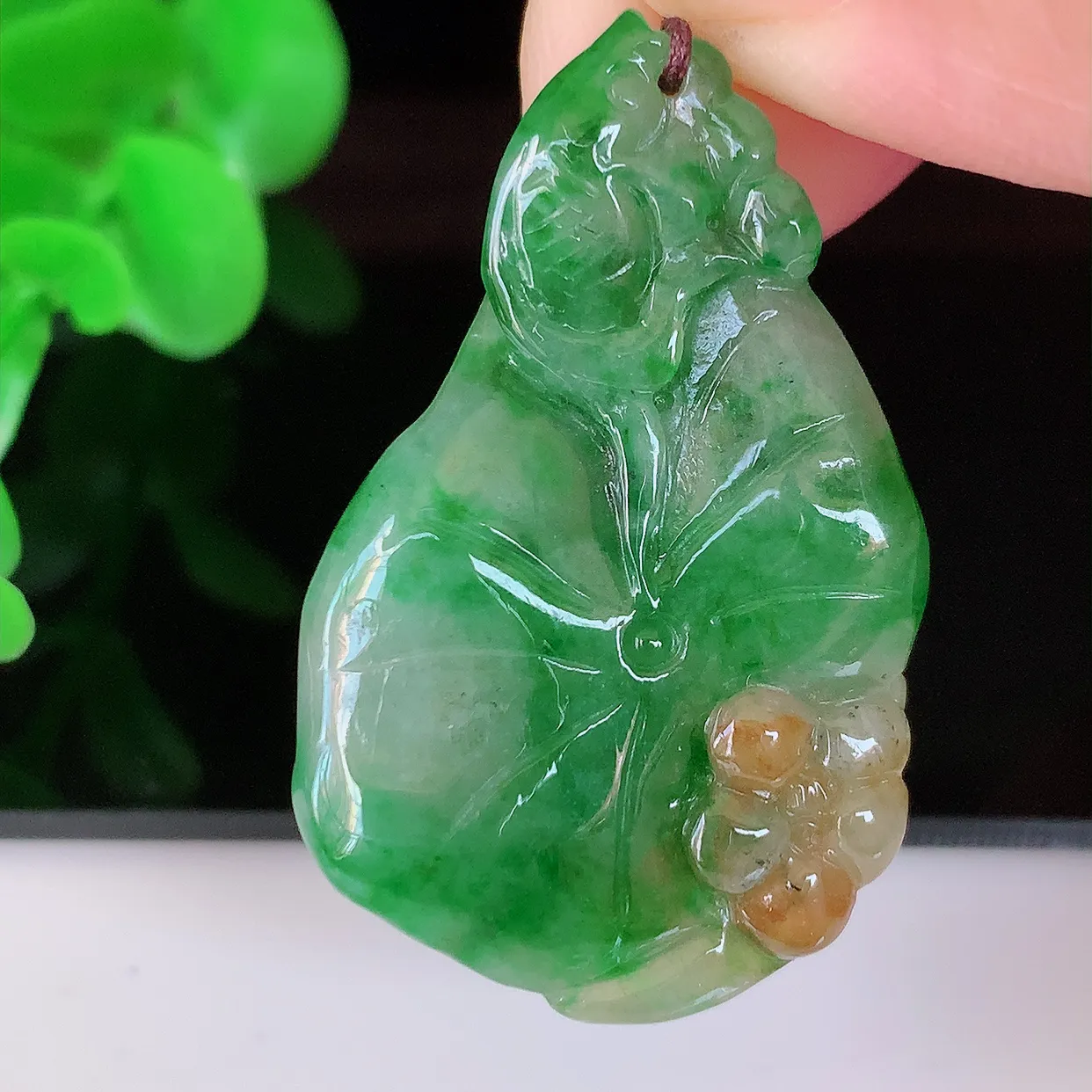 自然光实拍，冰润黄加绿翡翠荷叶鱼、和和美美翡翠玉坠，财源广进，自然隐逸、荷本是素不着尘之物，有和美之寓意。#05.9