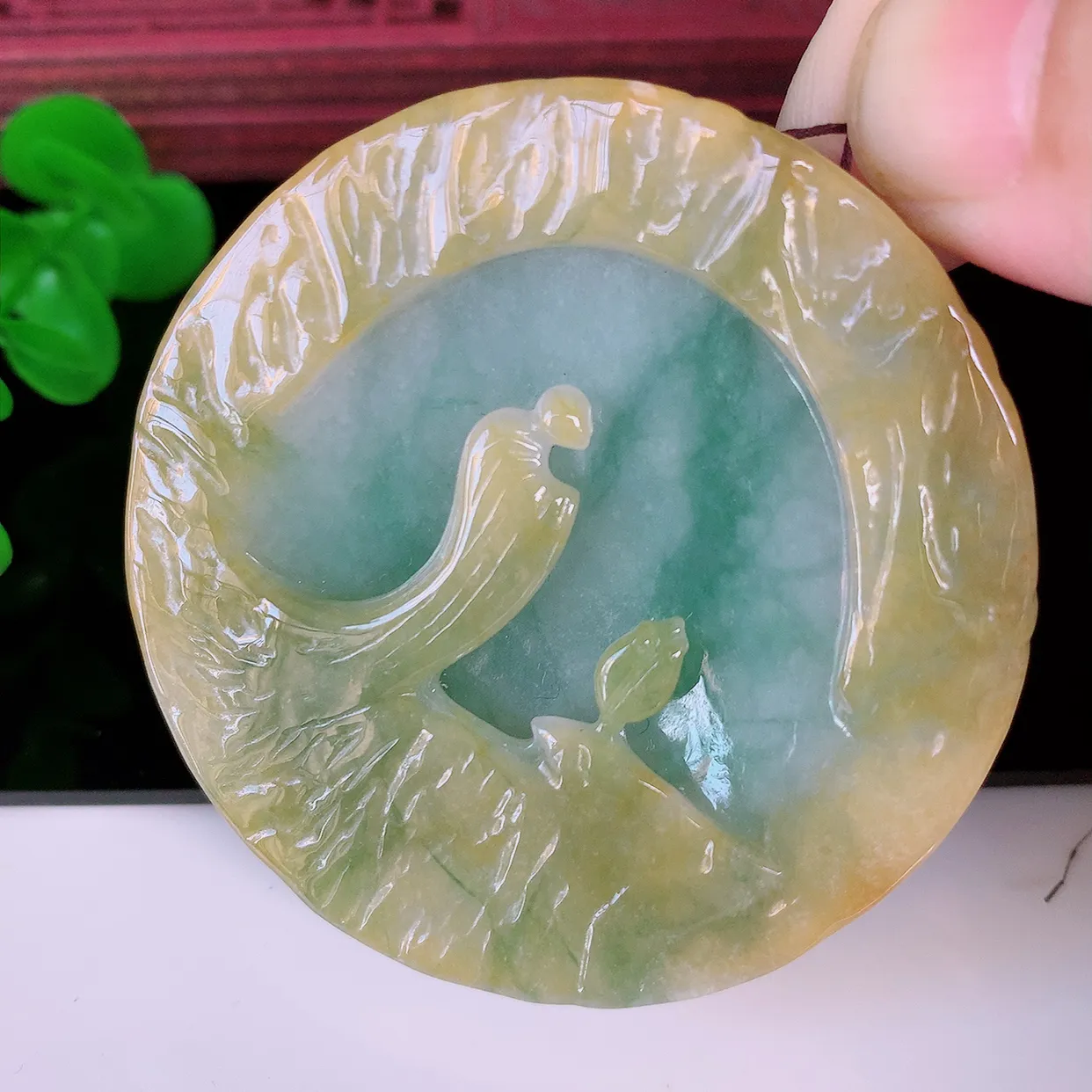 自然光实拍，特色黄加绿翡翠悟道吊坠，翡翠悟道寓意“祥和，安宁，吉祥，幸福”，佩戴效果优雅迷人，性价比