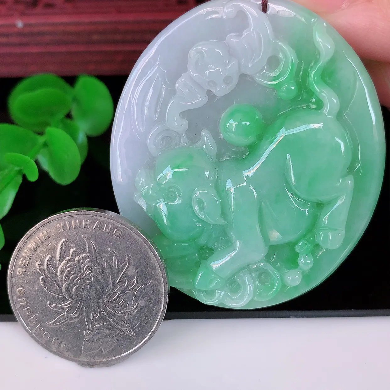 自然光实拍，冰润飘绿翡翠生肖猪吊坠，种老水足，雕工精湛 ，寓意美好，佩戴时尚出众！#05.9