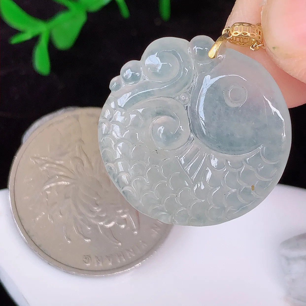 自然光实拍，18K金镶嵌冰种翡翠年年有余，自由自在玉吊坠，寓意财源广进，雕工婉约，栩栩如生，佩戴优雅迷人！#1.7