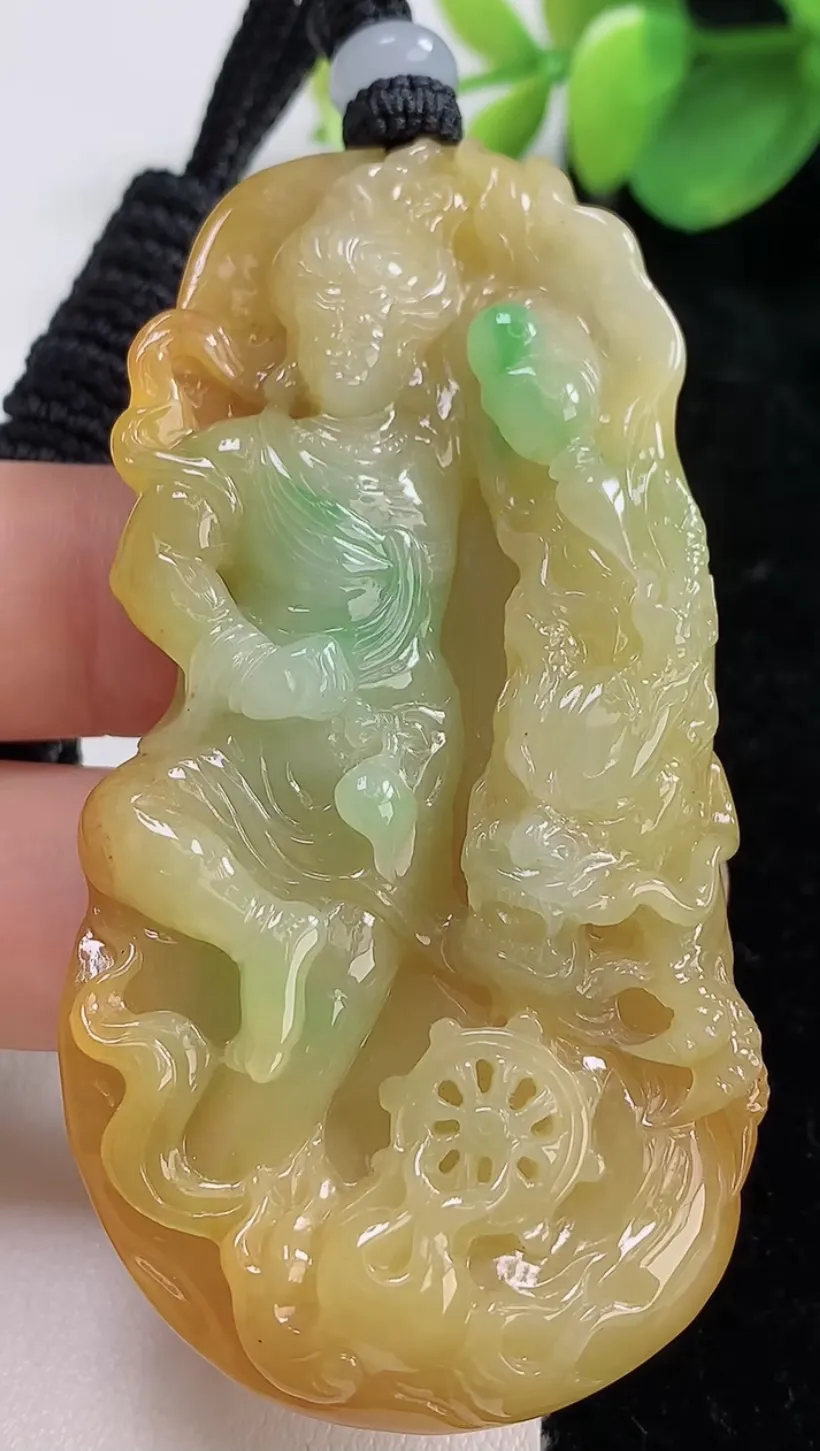 翡翠a货双彩黄加绿不动明王吊坠，尺寸67.8-35.8-10.5，重量:42.56g
