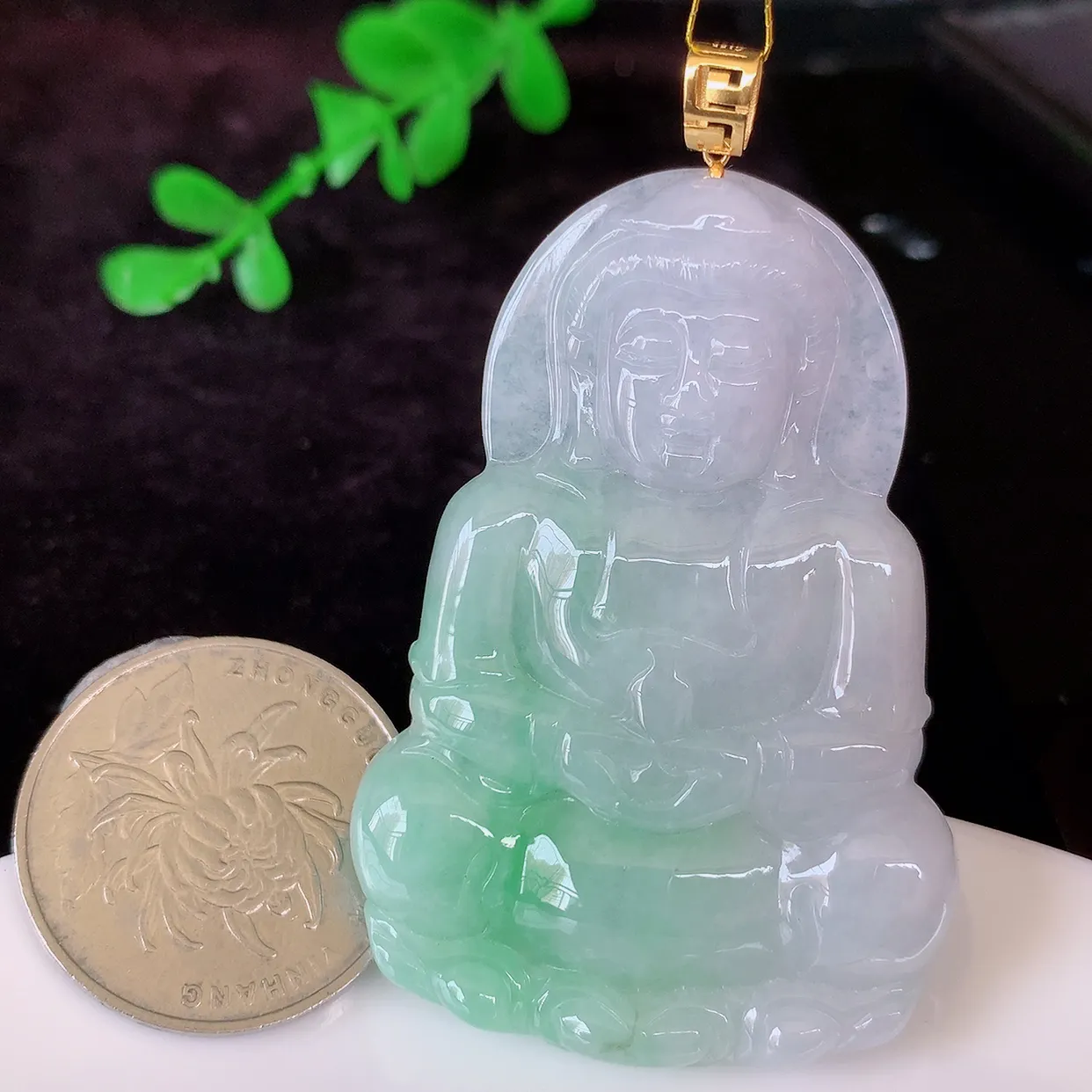 18K金镶嵌冰润飘绿翡翠观音菩萨吊坠，赐福翡翠观音，观音面相端庄，品相佳，佩戴气质！#35.7整体58.8裸石52.5*36*5.6