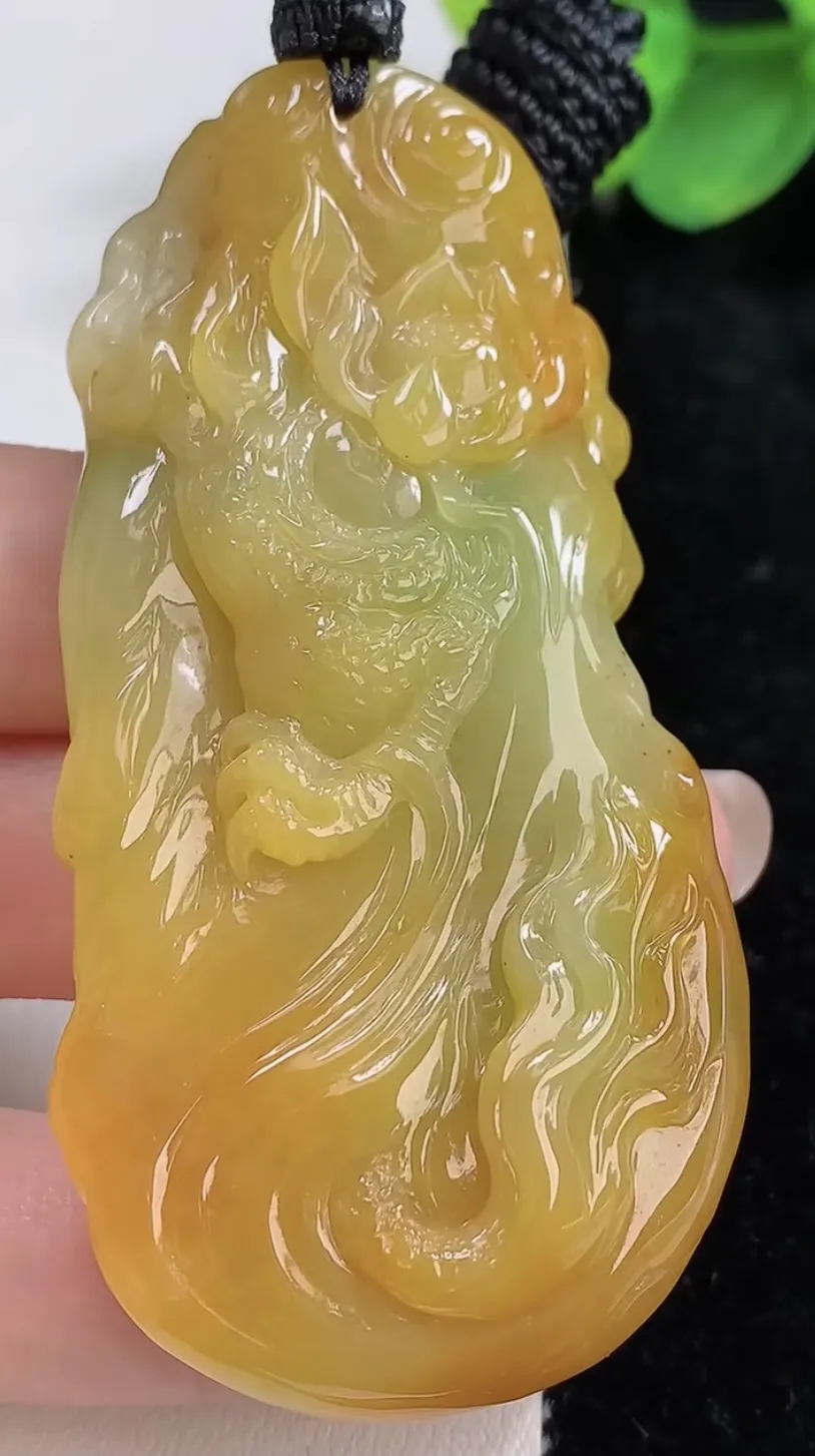 翡翠a货双彩黄加绿不动明王吊坠，尺寸67.8-35.8-10.5，重量:42.56g