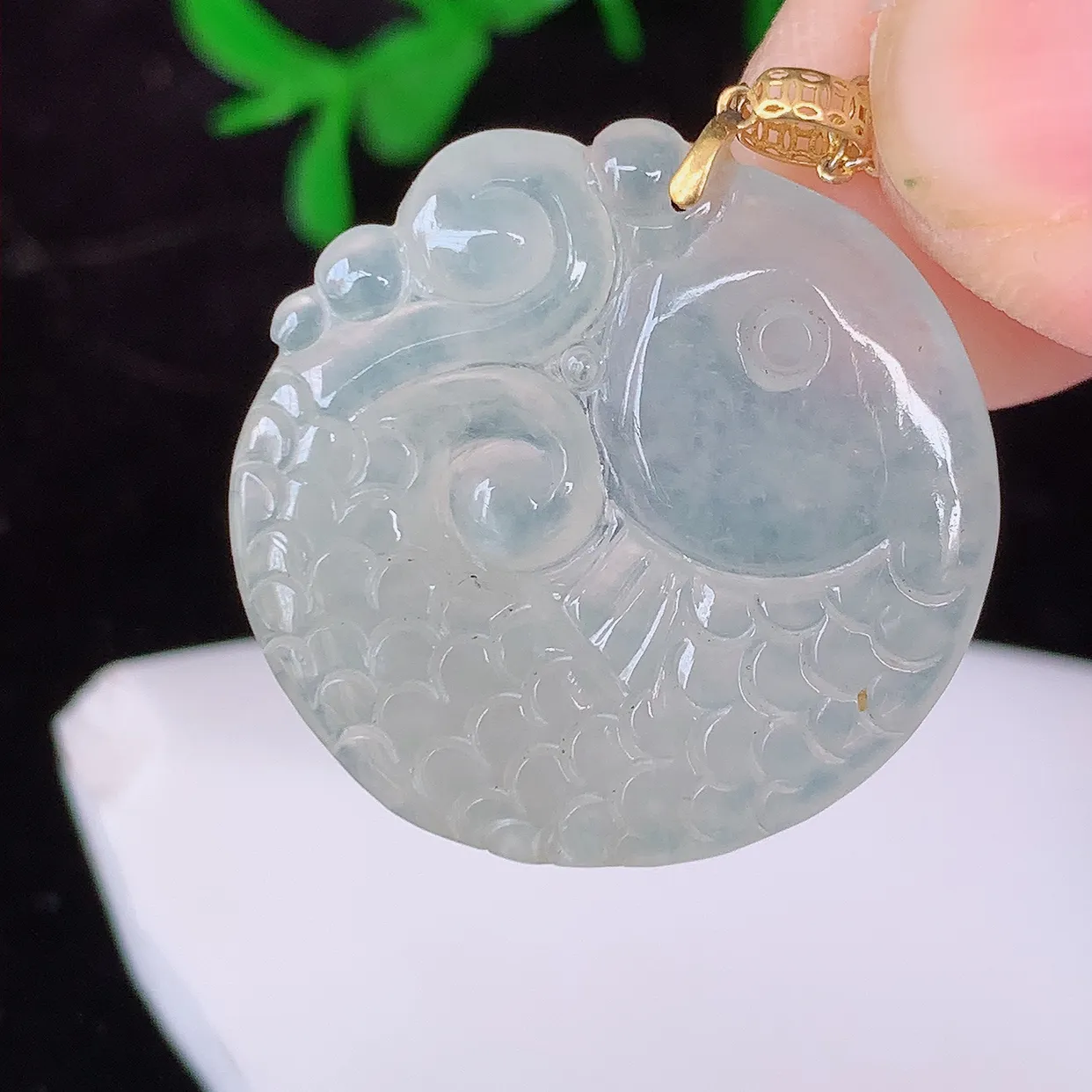 自然光实拍，18K金镶嵌冰种翡翠年年有余，自由自在玉吊坠，寓意财源广进，雕工婉约，栩栩如生，佩戴优雅