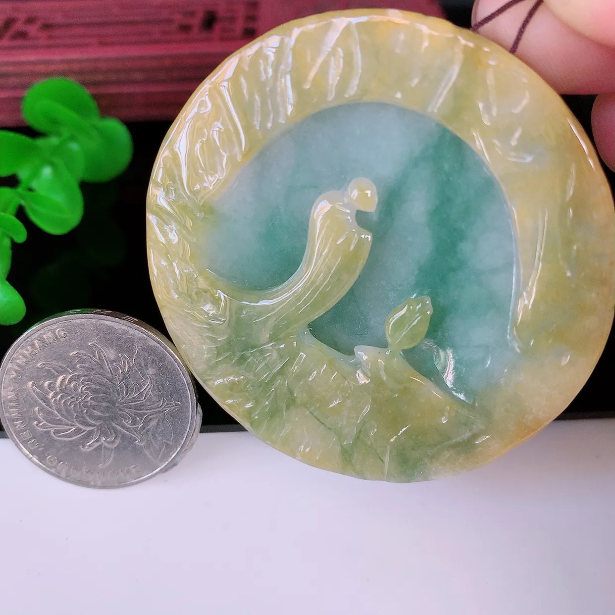 自然光实拍，特色黄加绿翡翠悟道吊坠，翡翠悟道寓意“祥和，安宁，吉祥，幸福”，佩戴效果优雅迷人，性价比超高！#60.9