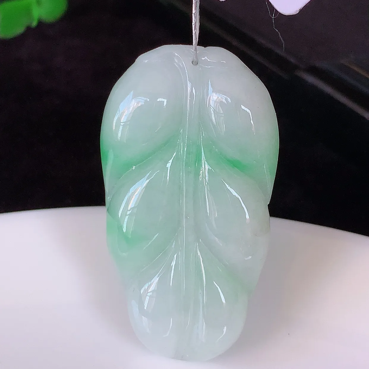 自然光实拍，冰润飘绿翡翠事业有成叶子吊坠，莹润且起胶，叶子清秀优雅，佩戴大业有成！#35.9