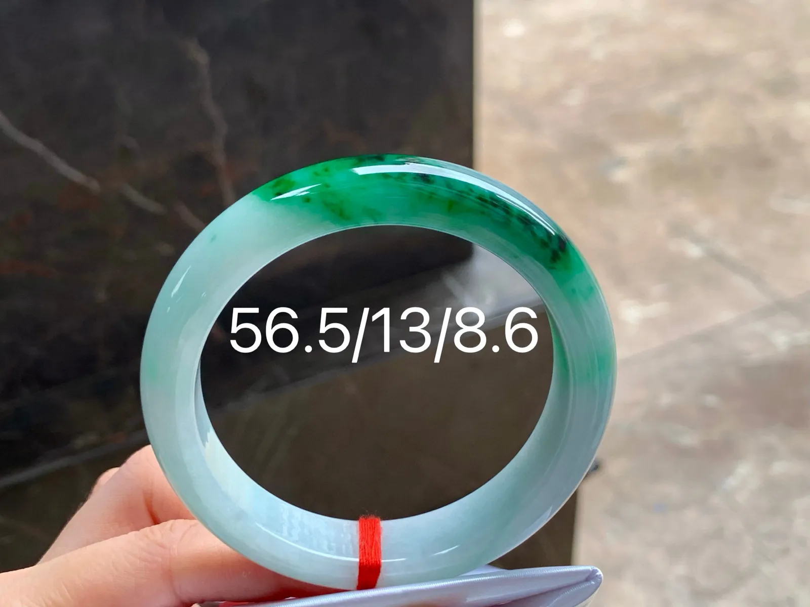 带色手镯
细腻清爽 56.5/13/8.6mm