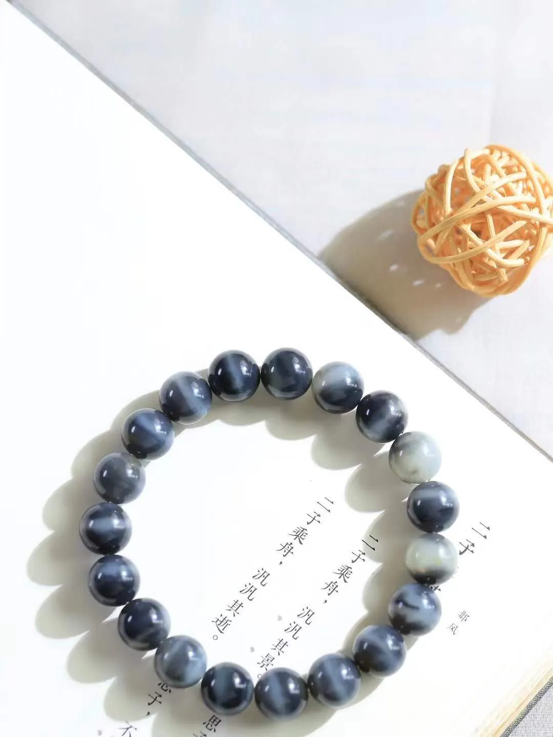 【珠圆玉润.手串】

精品和田青花珠圆玉润手串 玉质温润细腻  整串打磨圆润，佩戴舒适。珠珠落玉盘，间关莺语花底滑，一生美好时光，无论身在何处，都有它相伴相守。事事顺遂，幸福美满，吉祥如意。重38.3克   尺寸11mm   FDL-11801033