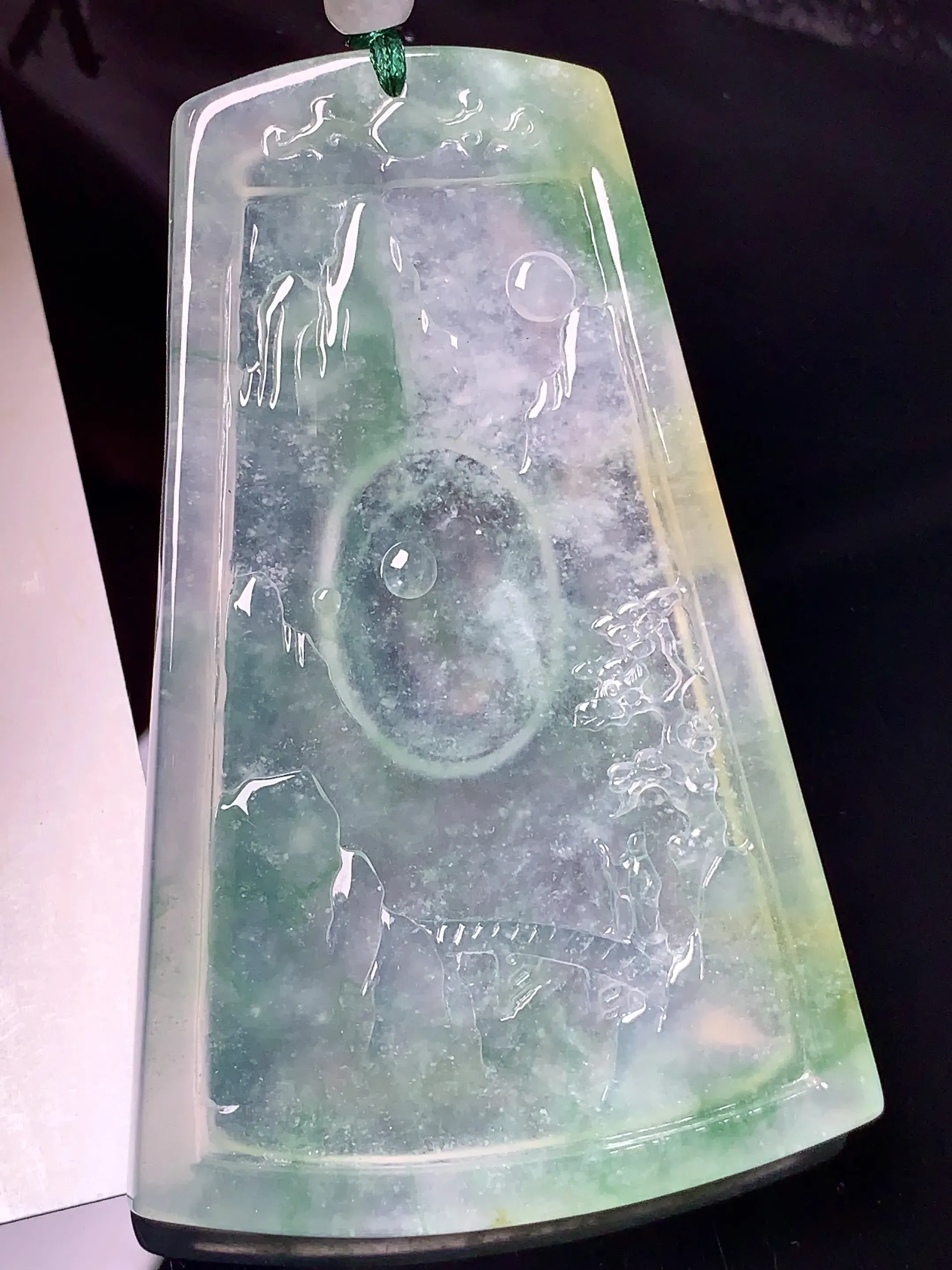 冰种飘绿山水牌子吊坠 玉质细腻 色泽清新艳丽 整体尺寸70.1*44.3*4.8