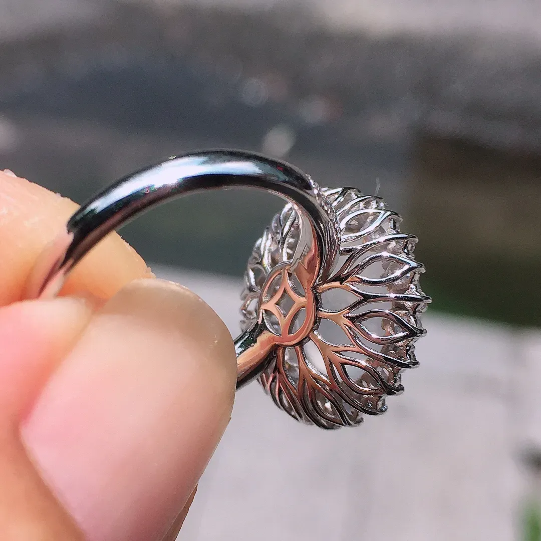 冰种蛋面戒指，玉质细腻，荧光感超
强，饱满圆润，气质满满。18k
金豪华镶嵌