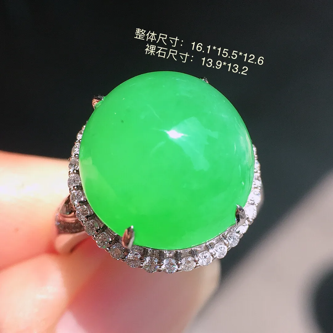 阳绿蛋面戒指，色泽均匀艳丽，玉质细腻，荧光感超
强，饱满圆润，气质满满。18k
金豪华镶嵌