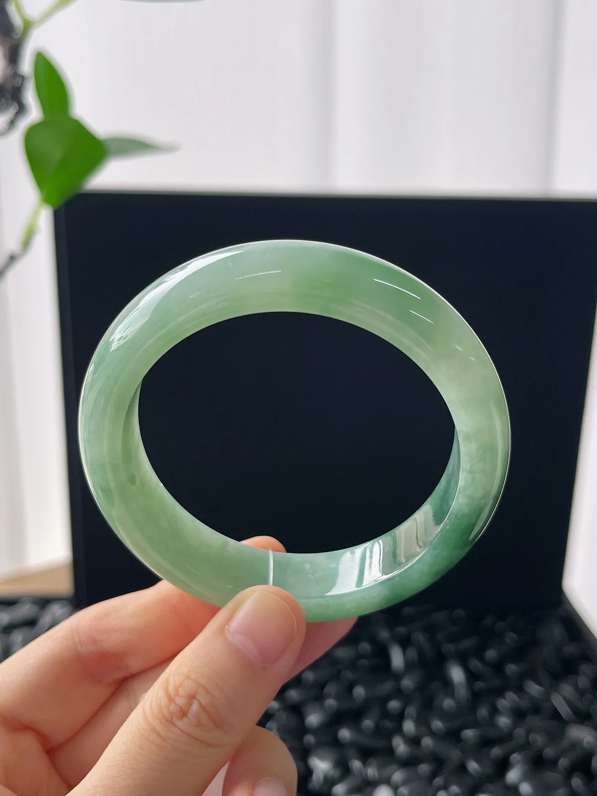 正圈54圈口，翡翠糯化种飘绿手镯