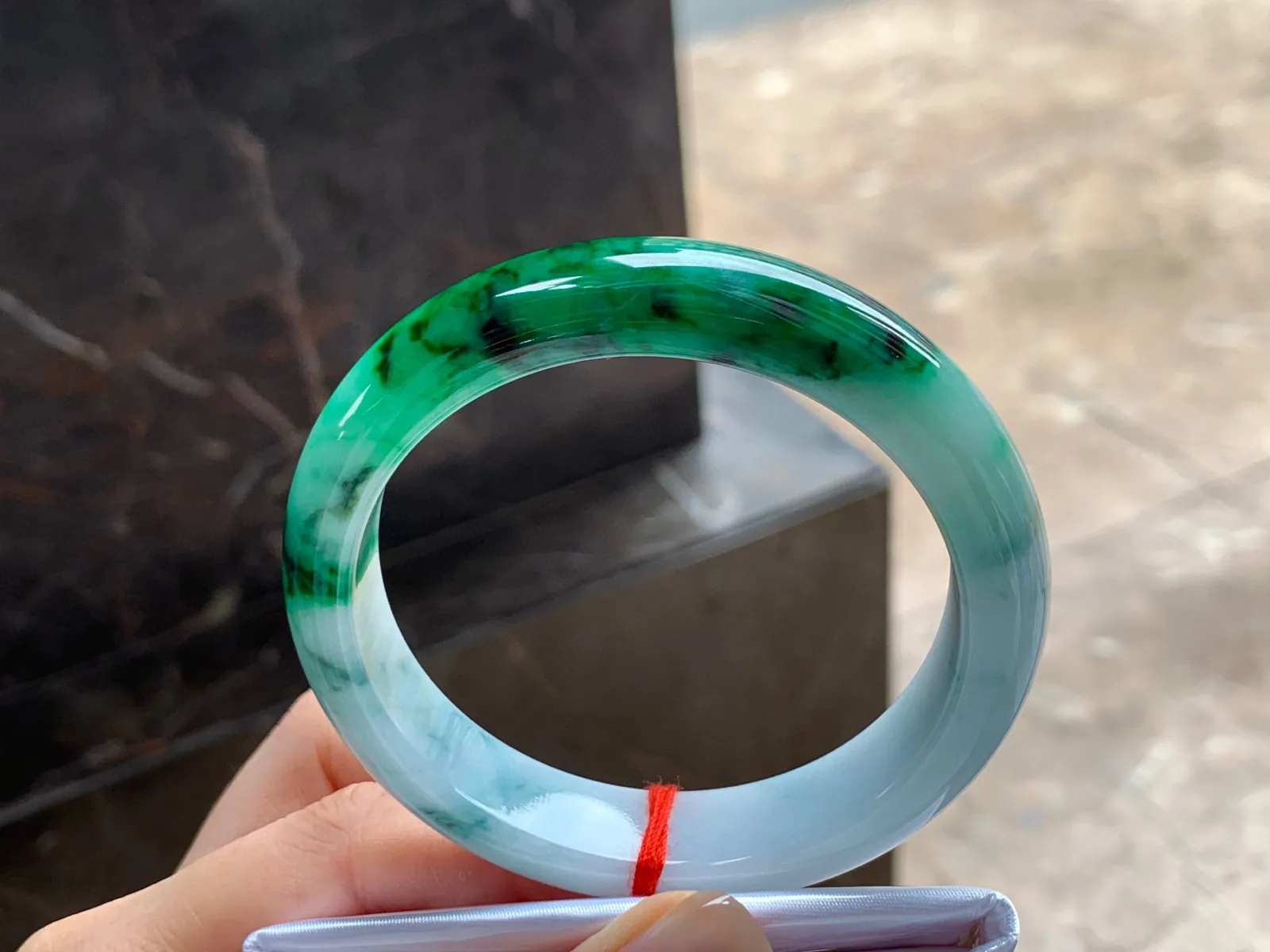 带色手镯
玉质细腻 56.6/13.2/8.4mm