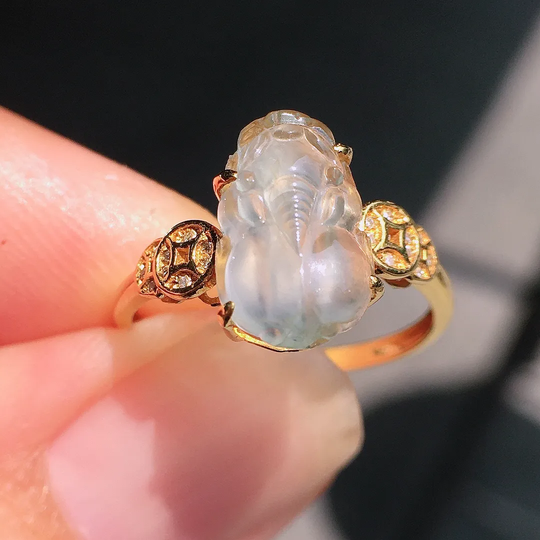 冰种貔貅戒指，玉质细腻，荧光感超
强，饱满圆润，气质满满。18k
金豪华镶嵌