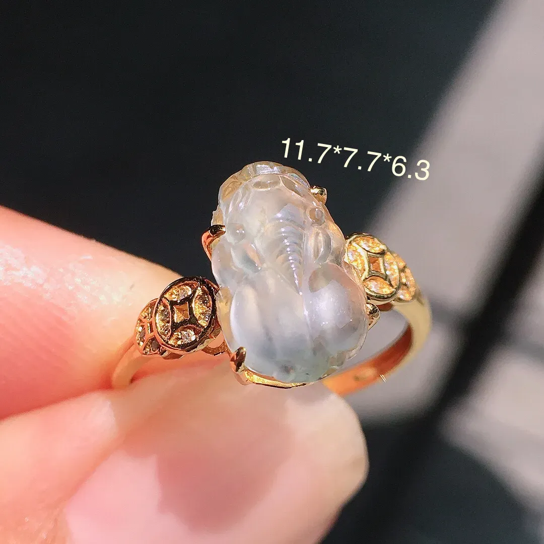 冰种貔貅戒指，玉质细腻，荧光感超
强，饱满圆润，气质满满。18k
金豪华镶嵌
