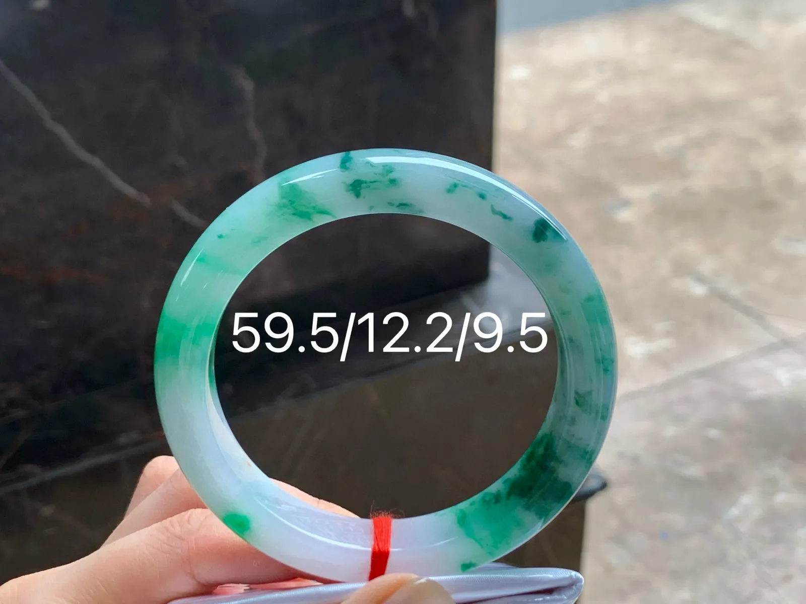 带色飘花大圈手镯
玉质细腻 59.5/12.2/9.5mm