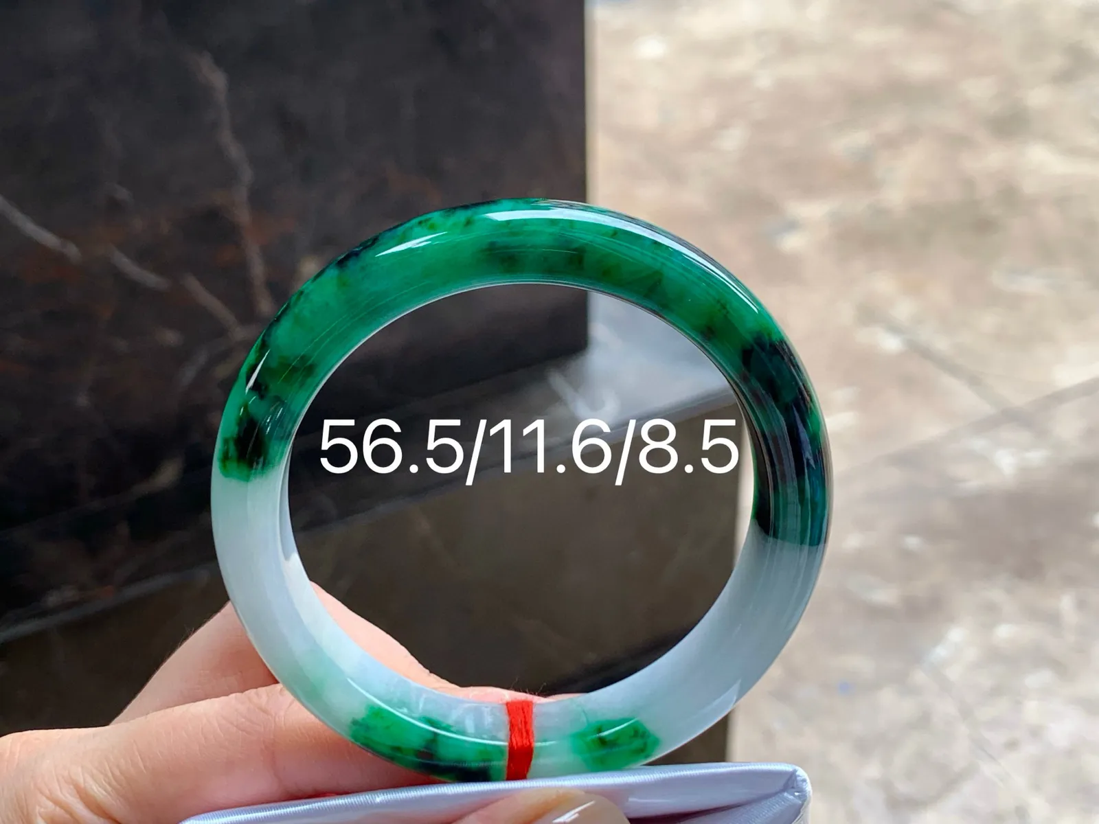 色花手镯
玉质细腻 56.5/11.6/8.5mm