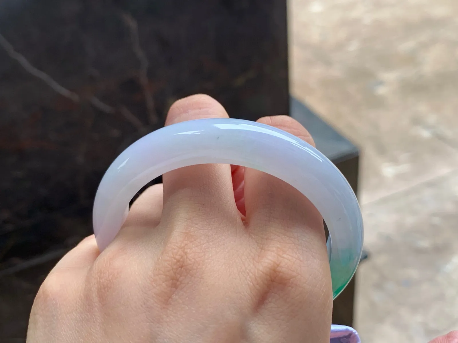 带色手镯
水润清爽 55.6/12/8.6mm