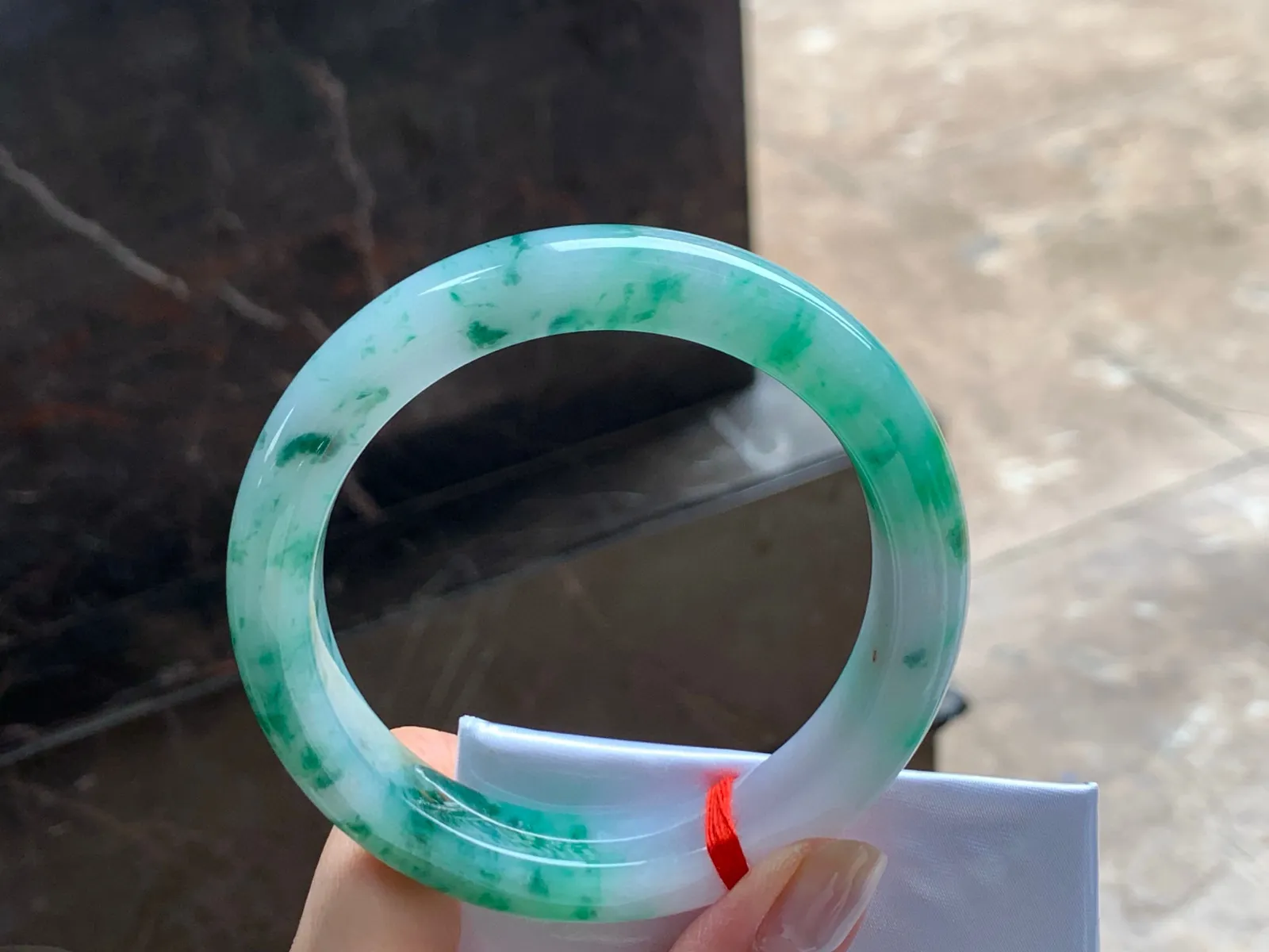 带色飘花大圈手镯
玉质细腻 59.5/12.2/9.5mm