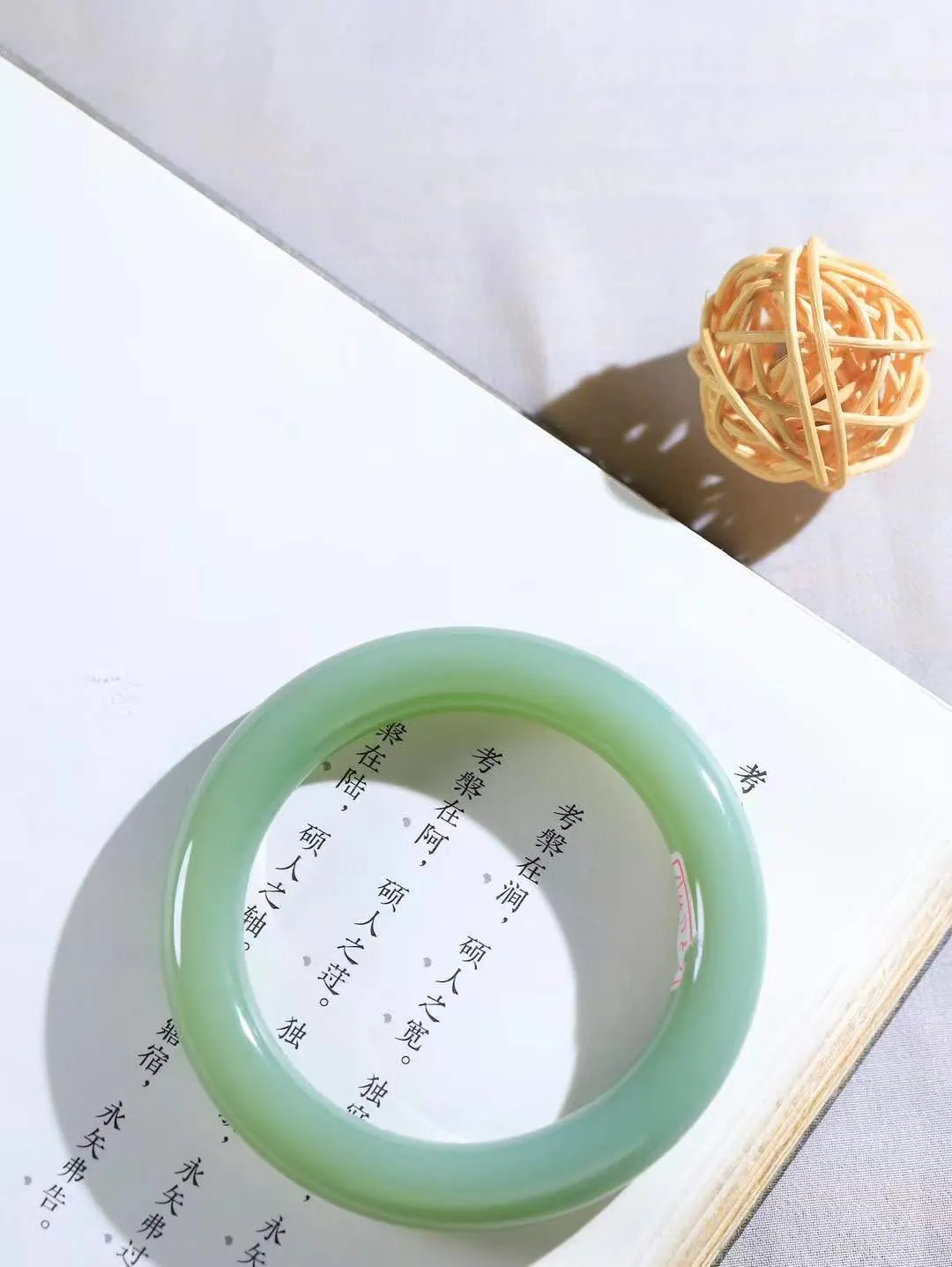 【碧波流转·手镯】

收藏传家级臻品️和田玉碧玉手镯，玉质细腻温润，手感舒适，️线条流畅，简约大气，美自天成，佩戴于腕间，婉约之美，举手投足间透出那份低调奢华，醉人心扉。
重52.7克   内径圈口53.6mm  尺寸10.3-10.5mm  FDT-1180933