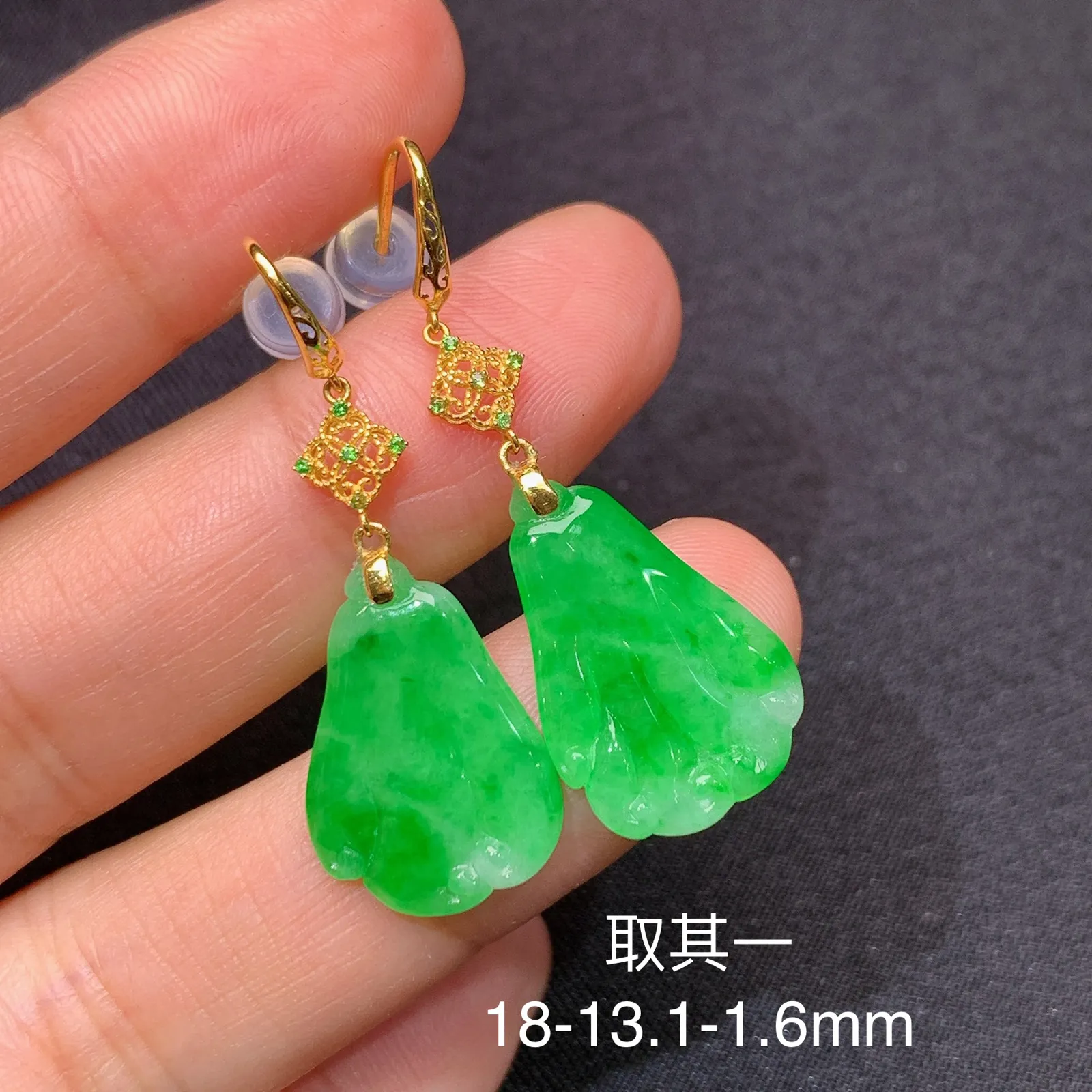 阳绿白菜耳坠，18k金镶嵌，简约时尚，冰润色阳，种水足 尺寸18*13.1*1.6