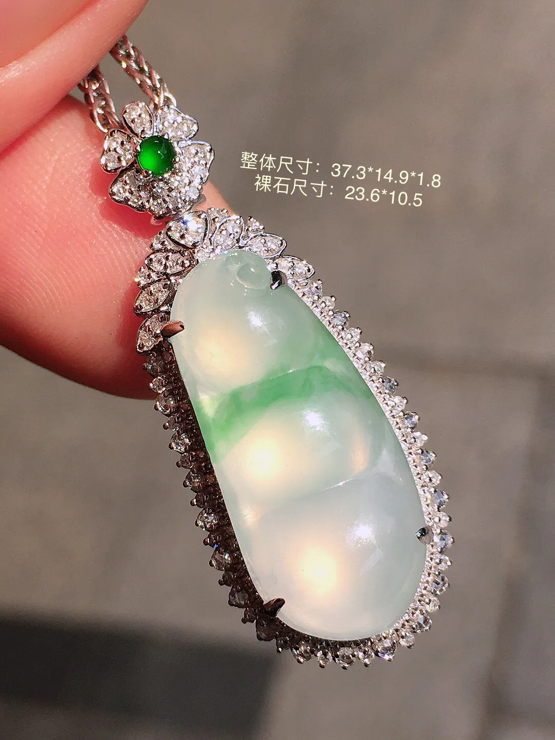 飘绿福豆吊坠，色泽艳丽，玉质细腻，荧光感超
强，饱满圆润，气质满满。18k
金豪华镶嵌
