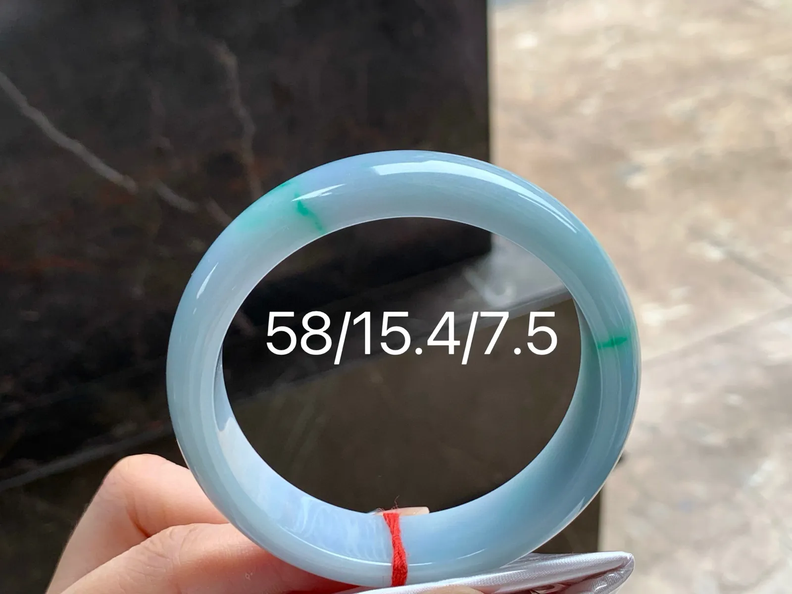 手镯
玉质细腻 58/15.4/7.5mm