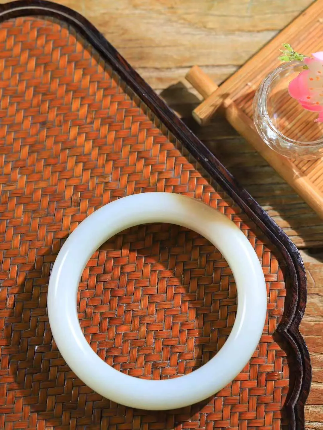 （一见倾心.手镯）

精品️和田玉糖白玉手镯，玉质温润细腻 油性十足 手感舒适，高华雅逸，线条流畅，简约大气，美自天成，素雅高贵。佩戴于腕间，婉约之美，举手投足间透出那低调奢华。重98.9克  尺寸60.7-16.6-10.8mm  11801033A