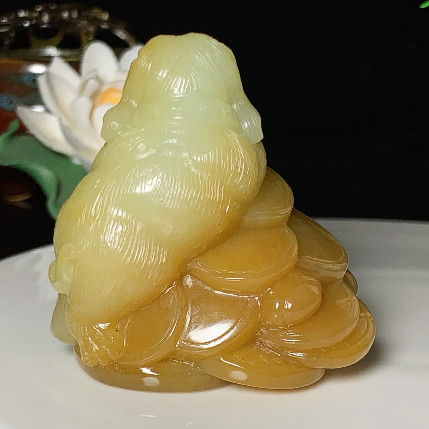 新疆且末糖旺财狗把件。尺寸57/54/34重144克 玉质细腻油润 底色纯净 脂粉好，品质好！lt250809