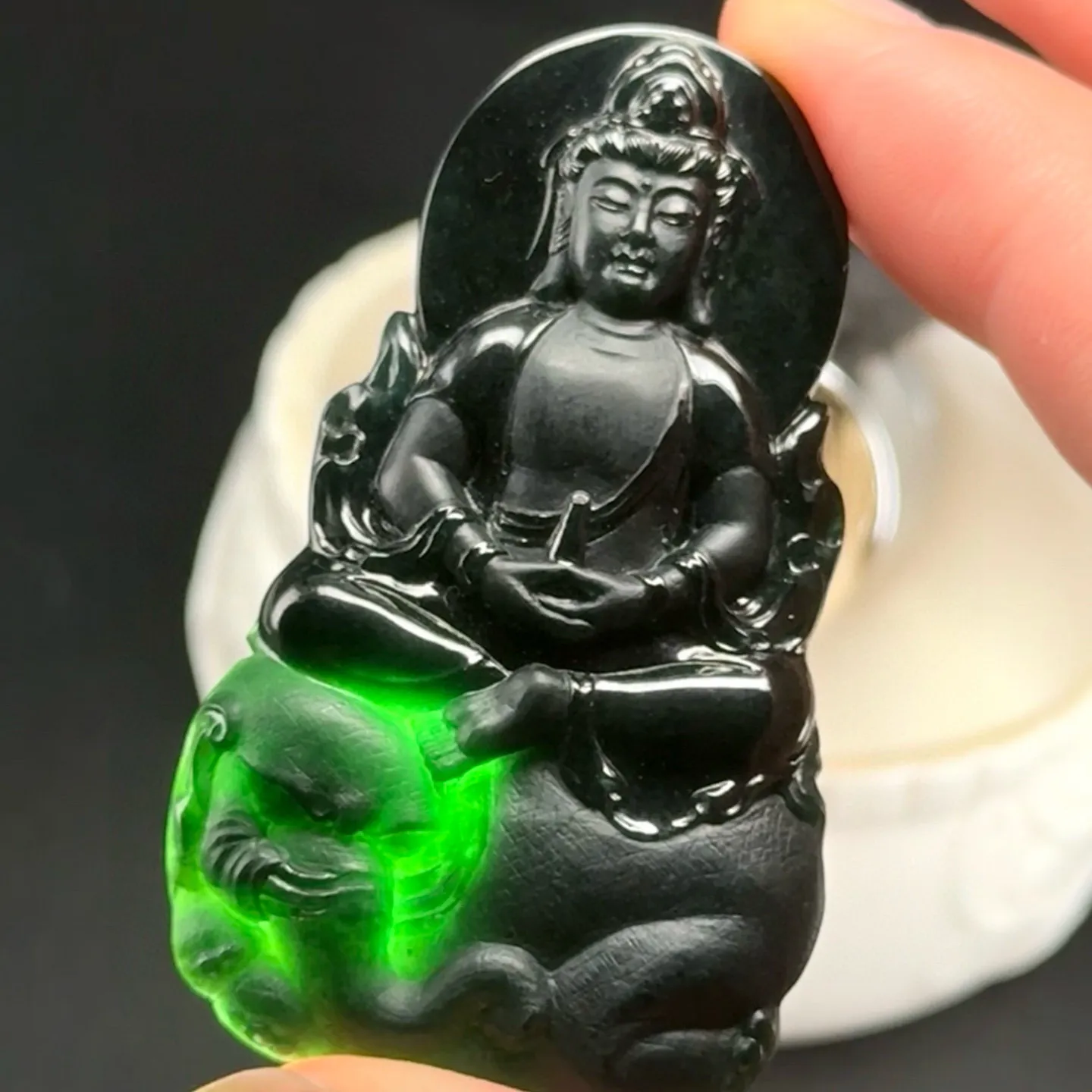 精品墨翠普贤菩萨 种好色正 黑度极好打灯通透 油性十足 尺寸57.2