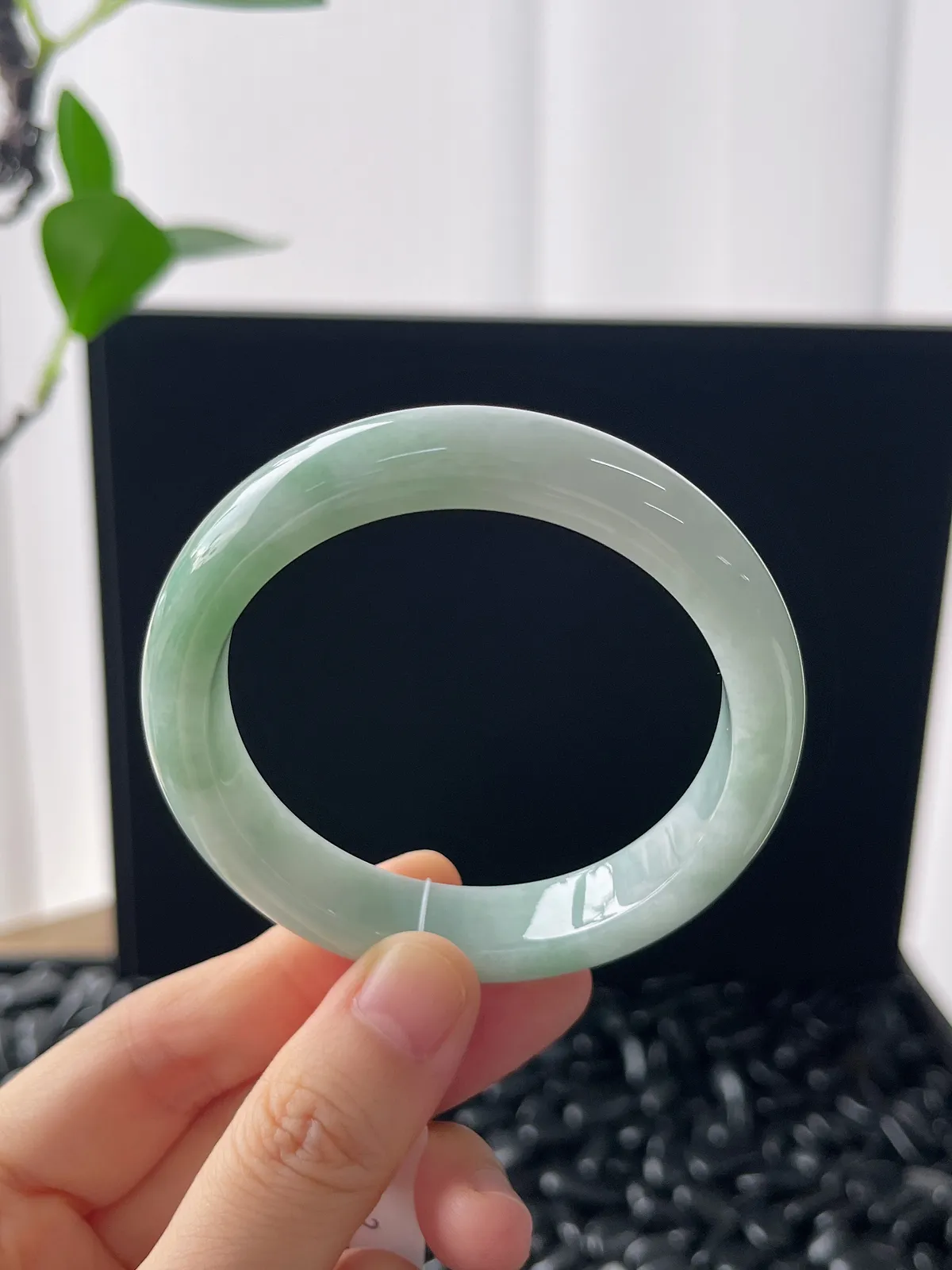正圈53圈口，翡翠糯化种淡绿色手镯