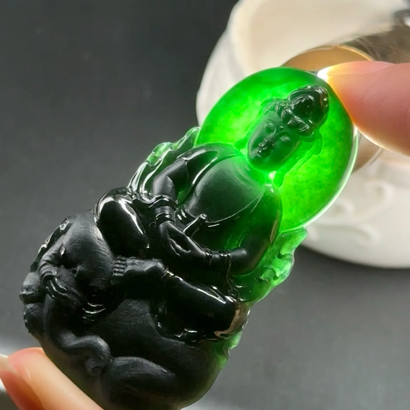 精品墨翠普贤菩萨 种好色正 黑度极好打灯通透 油性十足 尺寸57.2