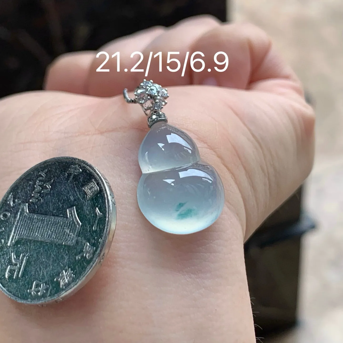 冰种飘花葫芦
种老水足 清爽 金扣