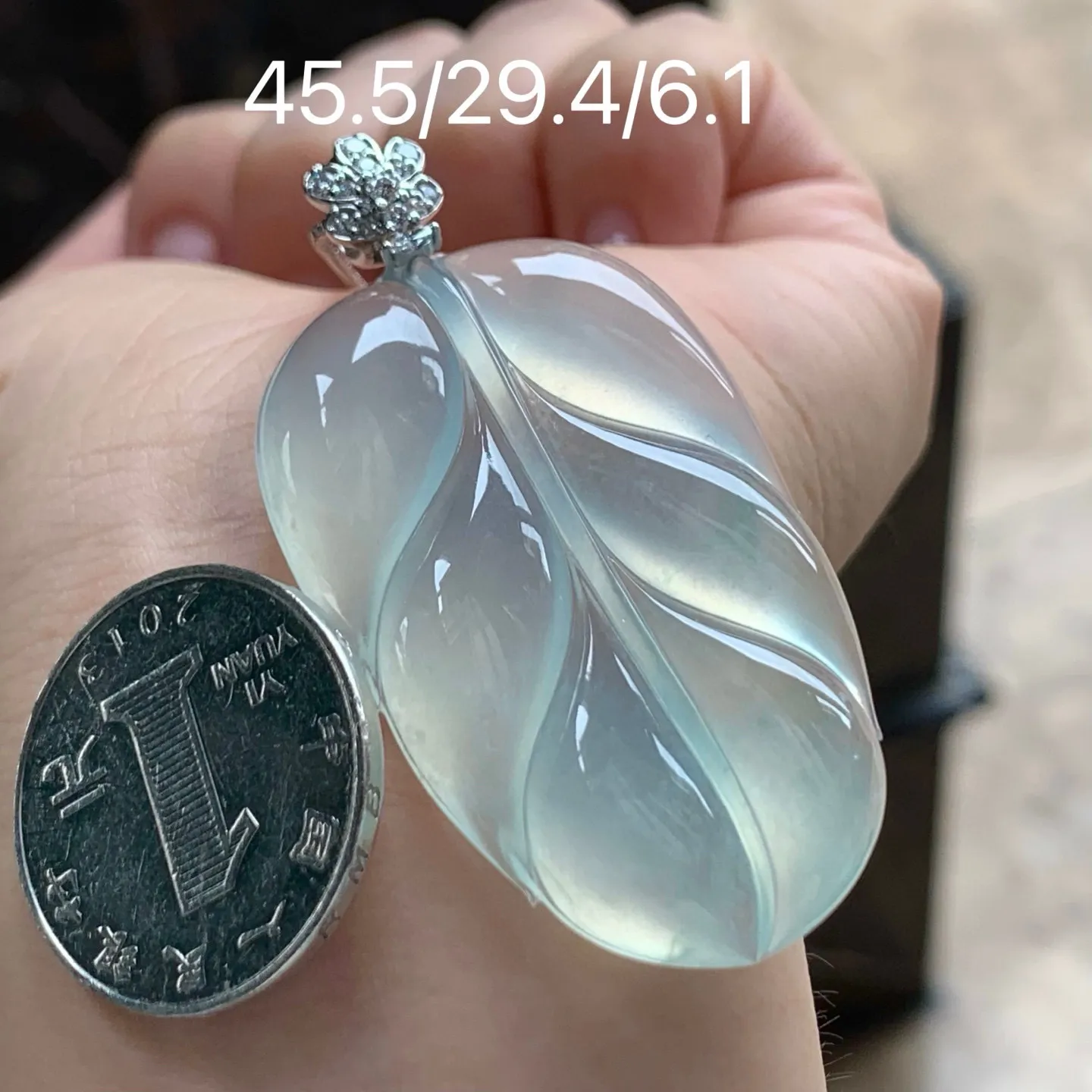 冰种玉叶
种老水足 大气 金扣