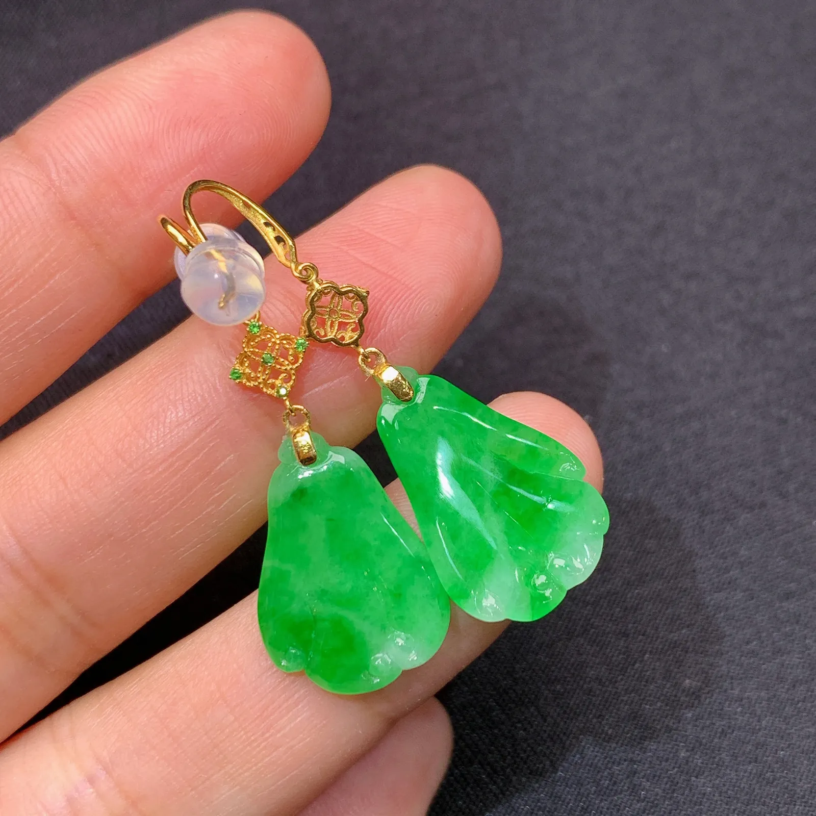 阳绿白菜耳坠，18k金镶嵌，简约时尚，冰润色阳，种水足 尺寸18*13.1*1.6