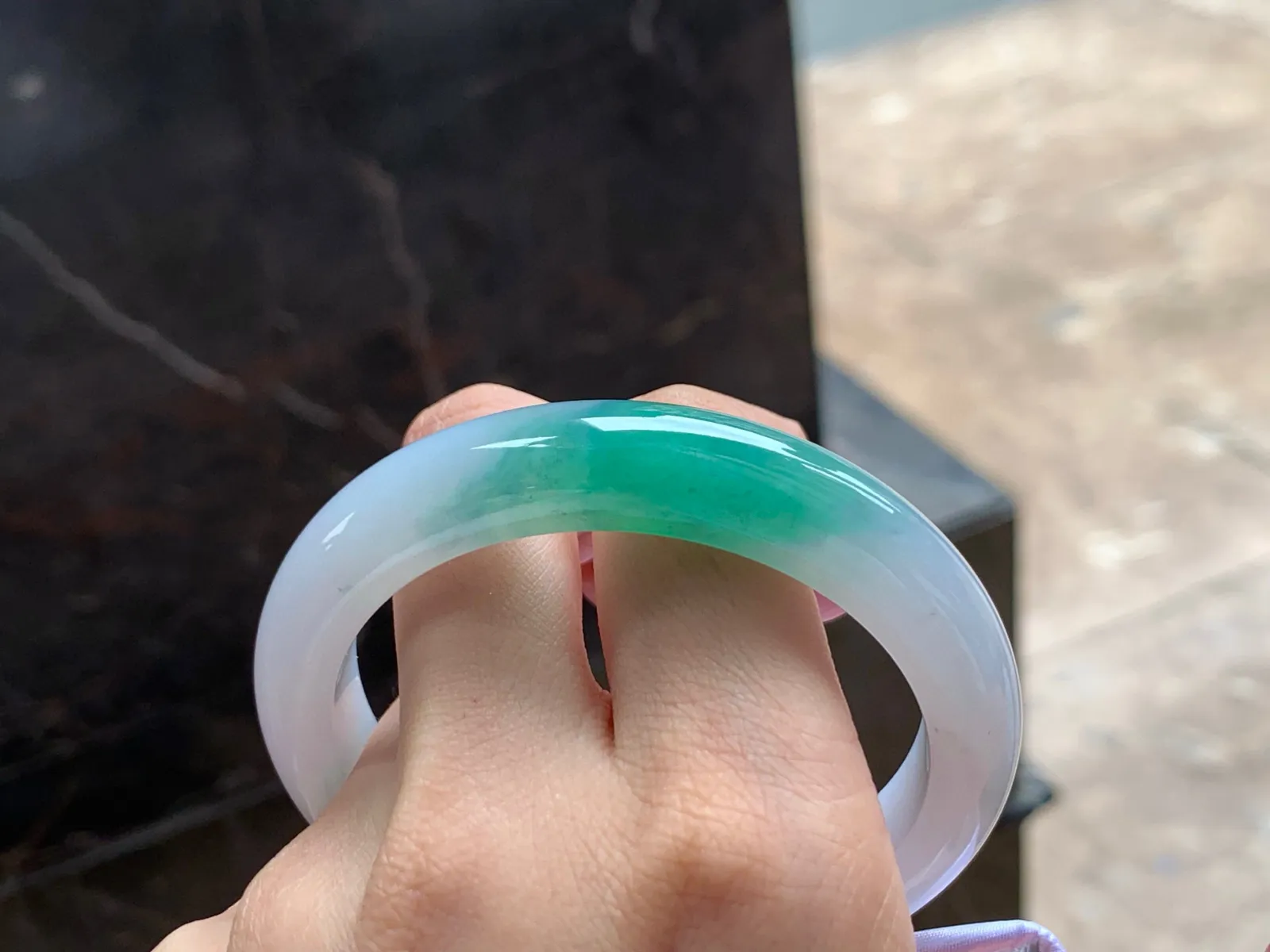带色手镯
水润清爽 55.6/12/8.6mm