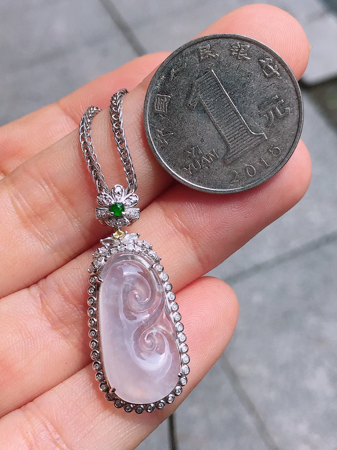 冰种如意吊坠，玉质细腻，荧光感超
强，饱满圆润，气质满满。18k
金豪华镶嵌