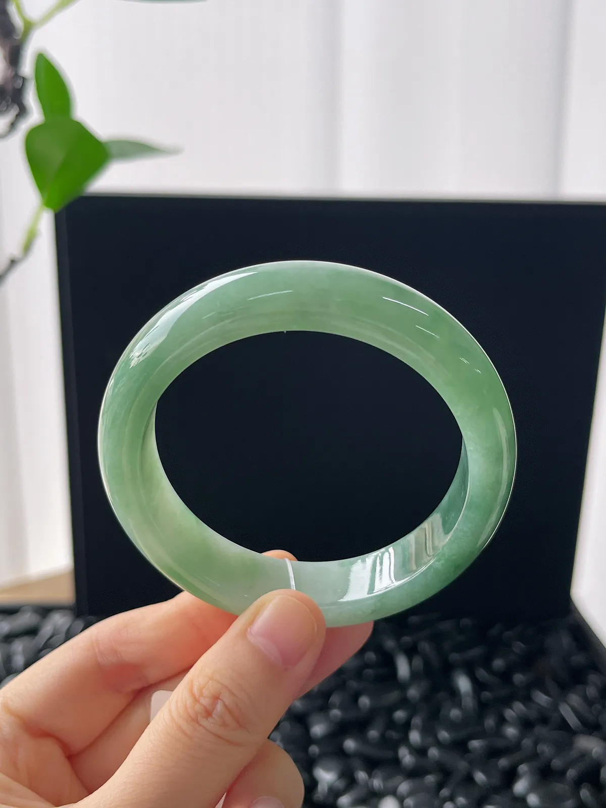 正圈54圈口，翡翠糯化种飘绿手镯
