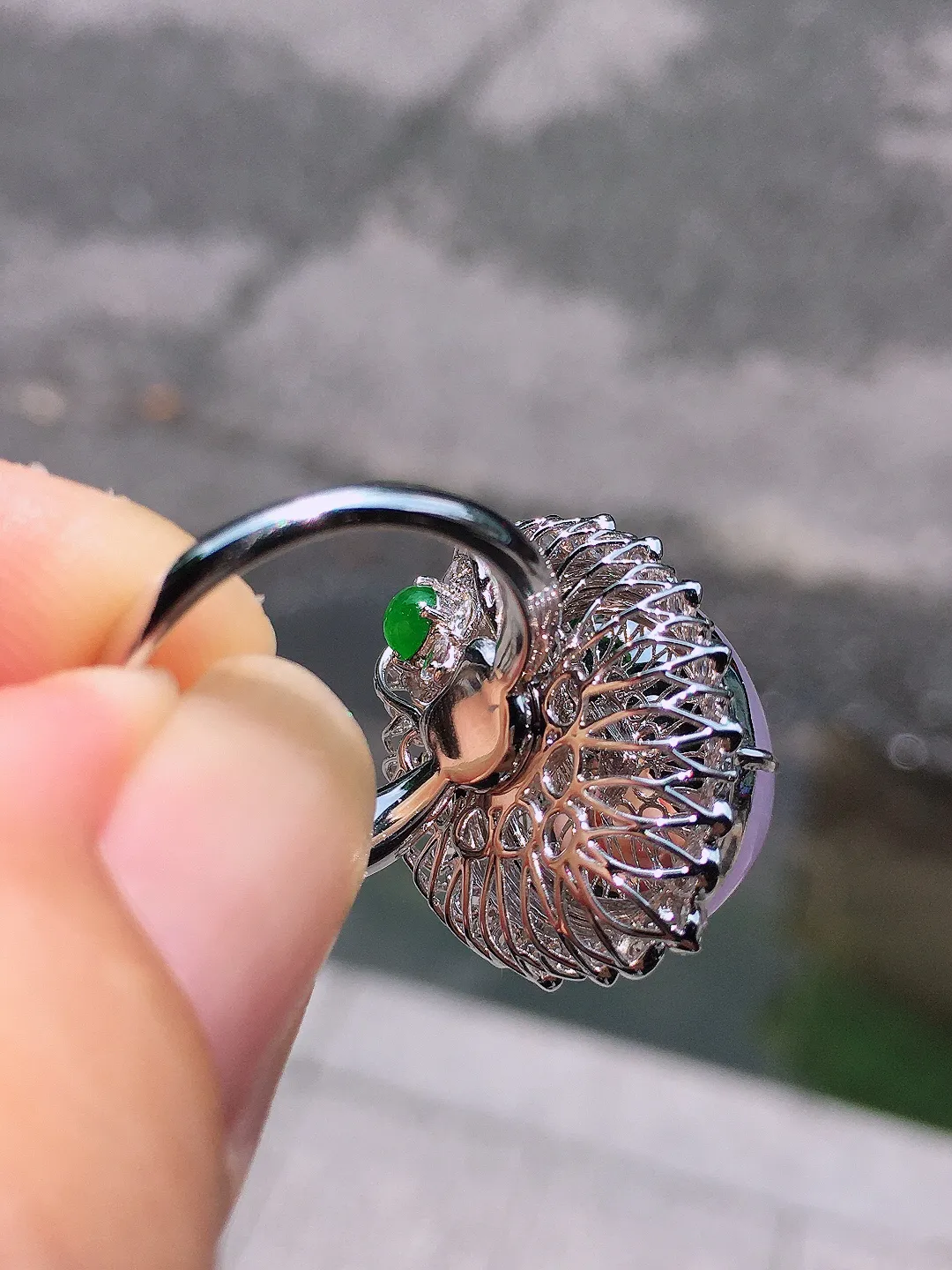 紫罗兰蛋面戒指/吊坠两用款，色泽均匀艳丽，玉质细腻，荧光感超
强，饱满圆润，气质满满。18k
金豪华镶嵌
