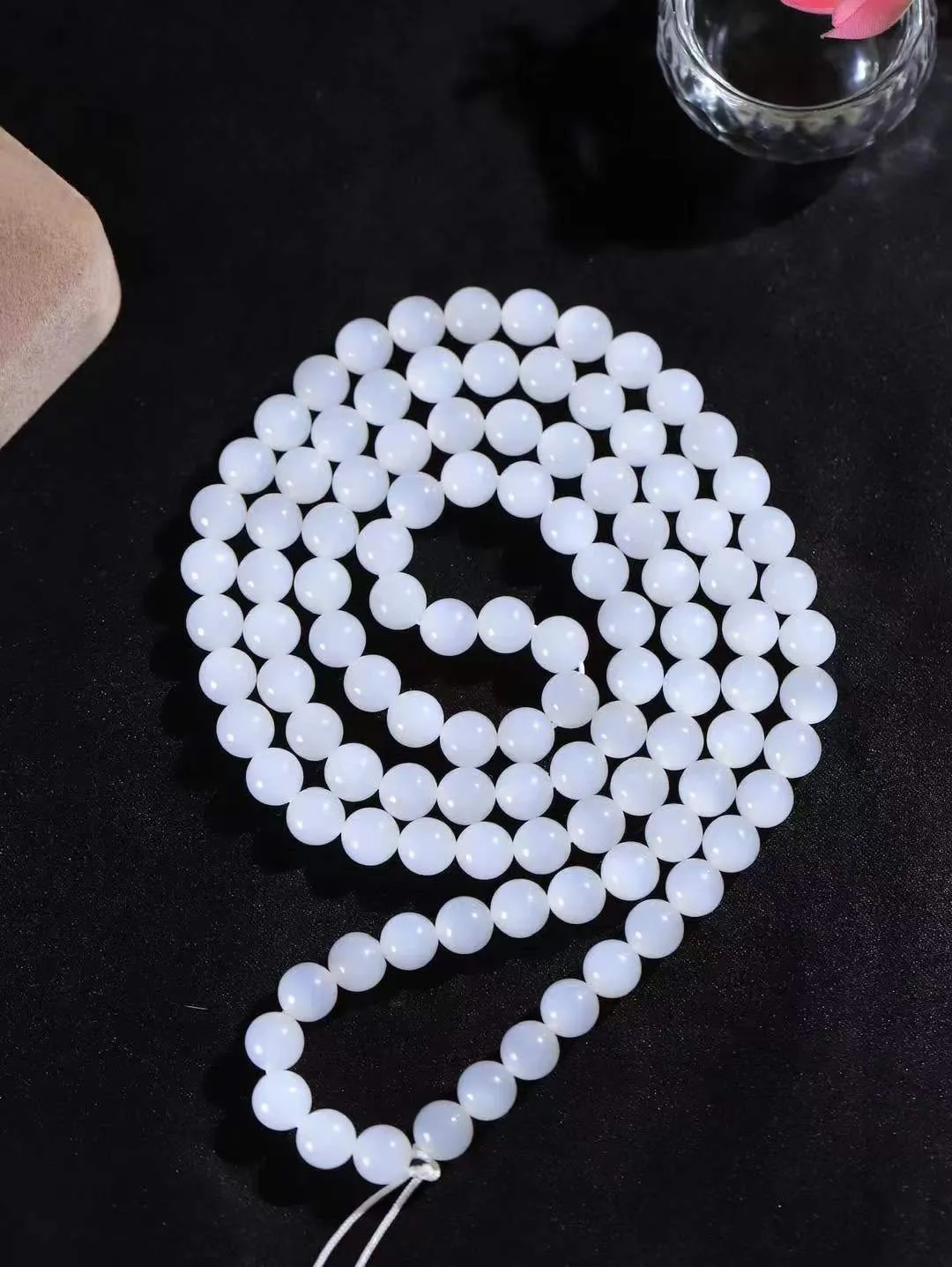 【珠圆玉润.挂链】

精品和田玉白玉珠圆玉润挂链 玉质温润细腻 油性十足 佩戴舒适。珠珠落玉盘，间关莺语花底滑，一生美好时光，无论身在何处，都有它相伴相守。事事顺遂，幸福美满，吉祥如意。重80克 尺寸取一7.7mm 1180933T