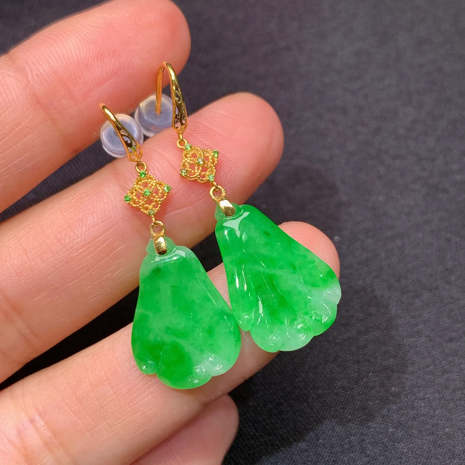 阳绿白菜耳坠，18k金镶嵌，简约时尚，冰润色阳，种水足 尺寸18*13.1*1.6