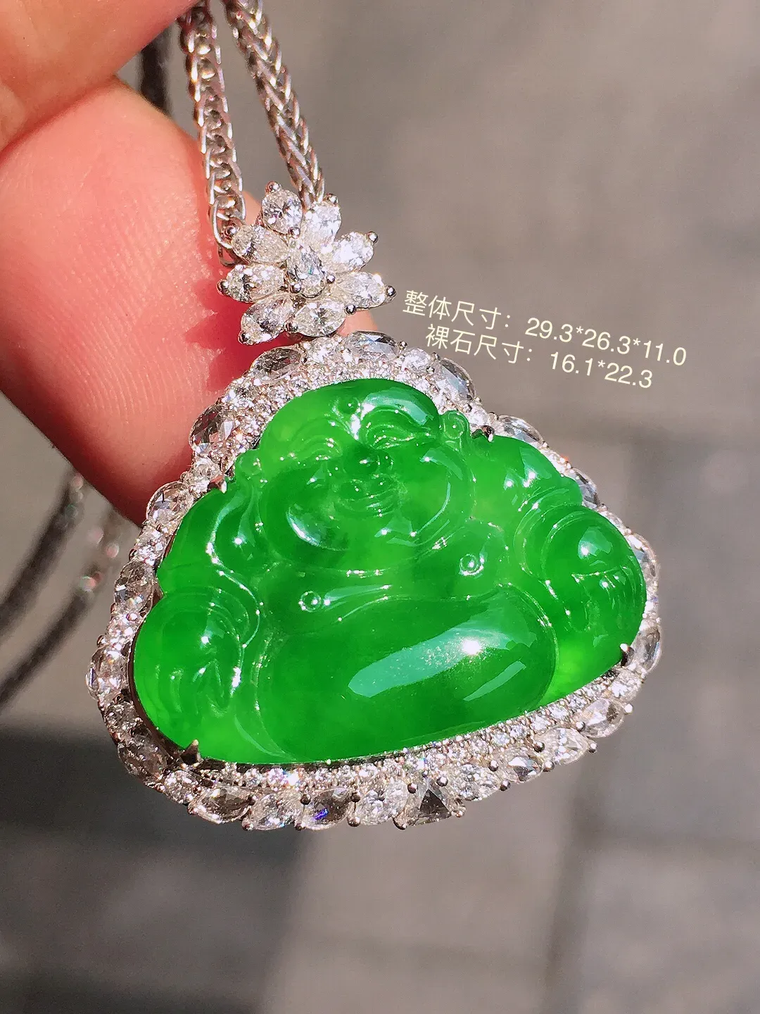 阳绿佛公吊坠，色泽均匀艳丽，玉质细腻，荧光感超
强，饱满圆润，气质满满。18k
金豪华镶嵌