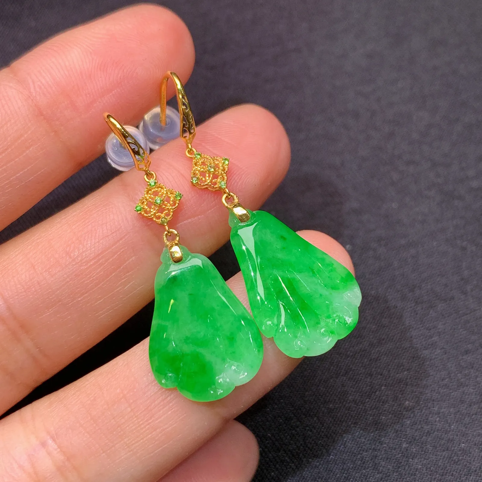 阳绿白菜耳坠，18k金镶嵌，简约时尚，冰润色阳，种水足 尺寸18*13.1*1.6